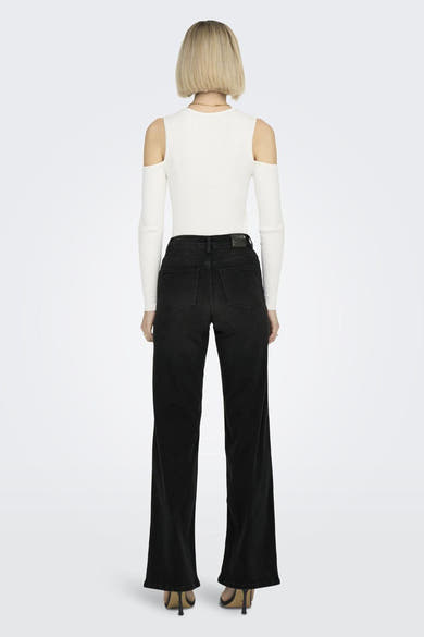 Jean large noir de ONLY, avec coupe droite et taille haute, porté avec un haut blanc.