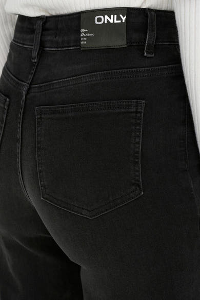 Jean large noir en denim de ONLY, avec poche arrière plaquée et passants de ceinture.