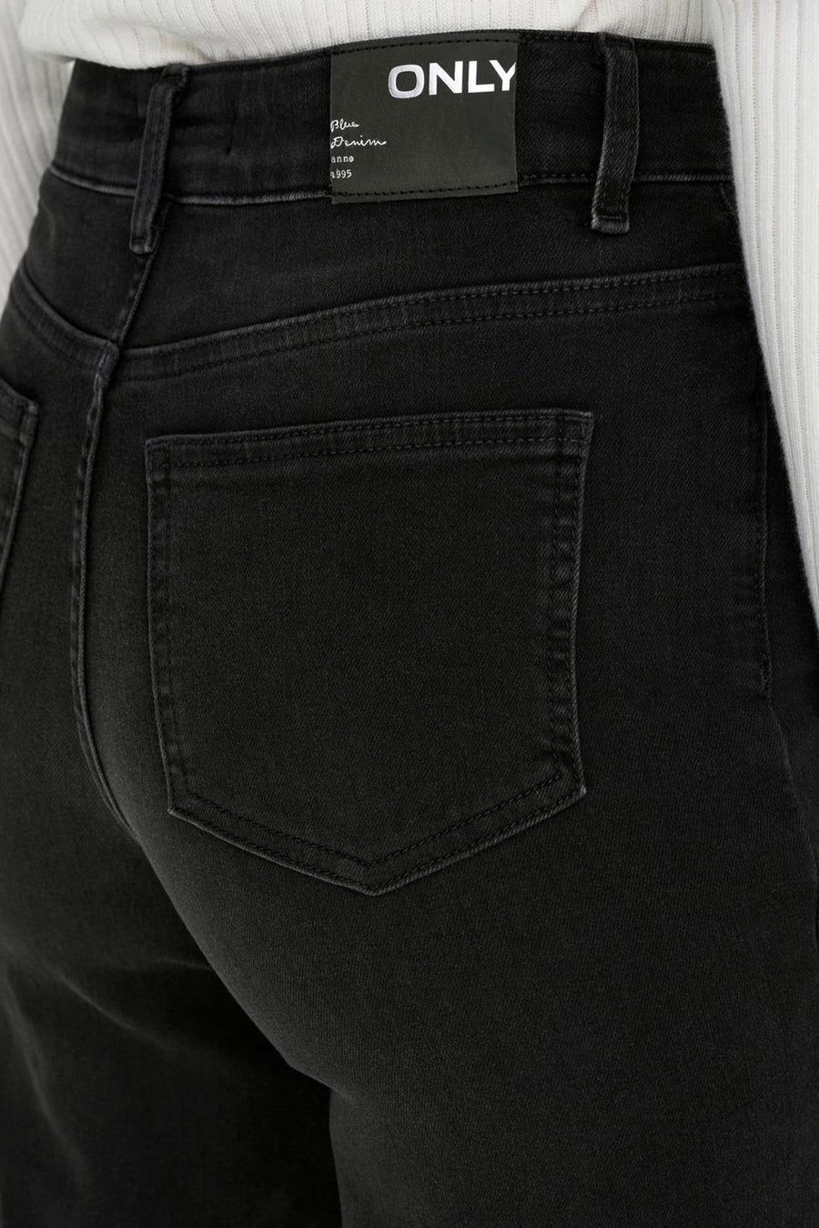 Jean large noir en denim de ONLY, avec poche arrière plaquée et passants de ceinture.