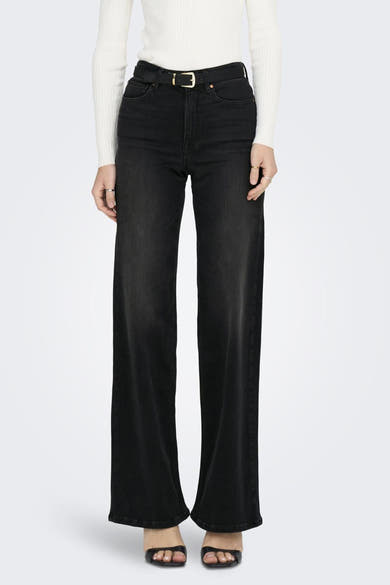 Jean large en denim noir de ONLY®, porté avec une ceinture noire et un pull blanc.
