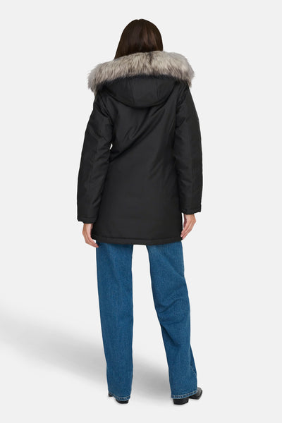 Veste longue noire de ONLY, avec capuche ornée de fausse fourrure, portée avec un jean bleu