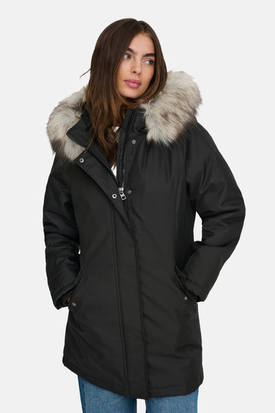 Veste longue noire de ONLY, avec capuche bordée de fourrure, et poches à rabat.
