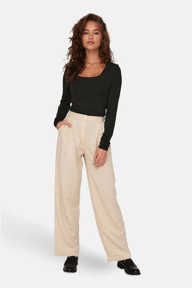 Zwart T-shirt met lange mouwen van ONLY, gedragen met een wijde beige broek en zwarte schoenen.