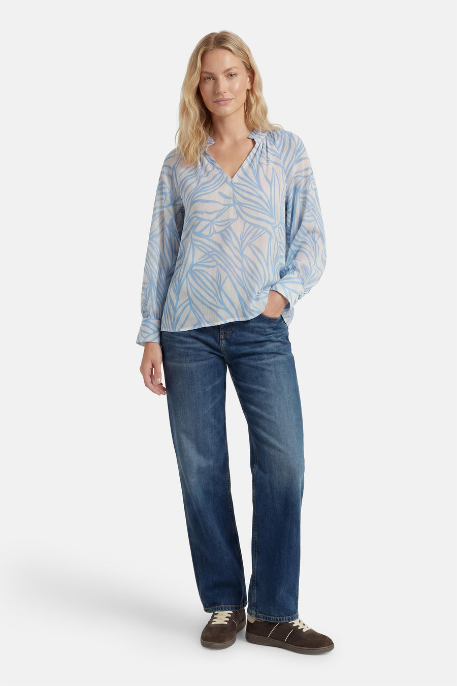 Chemisier à manches longues bleu clair et blanc de GOA GOA, à motif de feuilles et col en V, porté avec un jean.