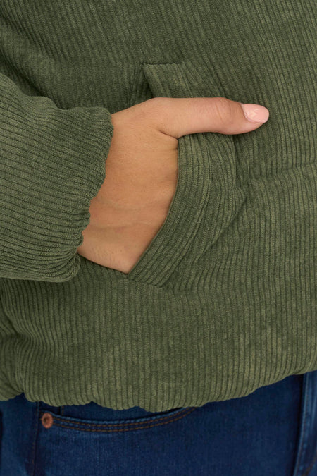 Top vert en maille côtelée par ONLY®, vue rapprochée avec poche et manche, porté avec jeans bleus