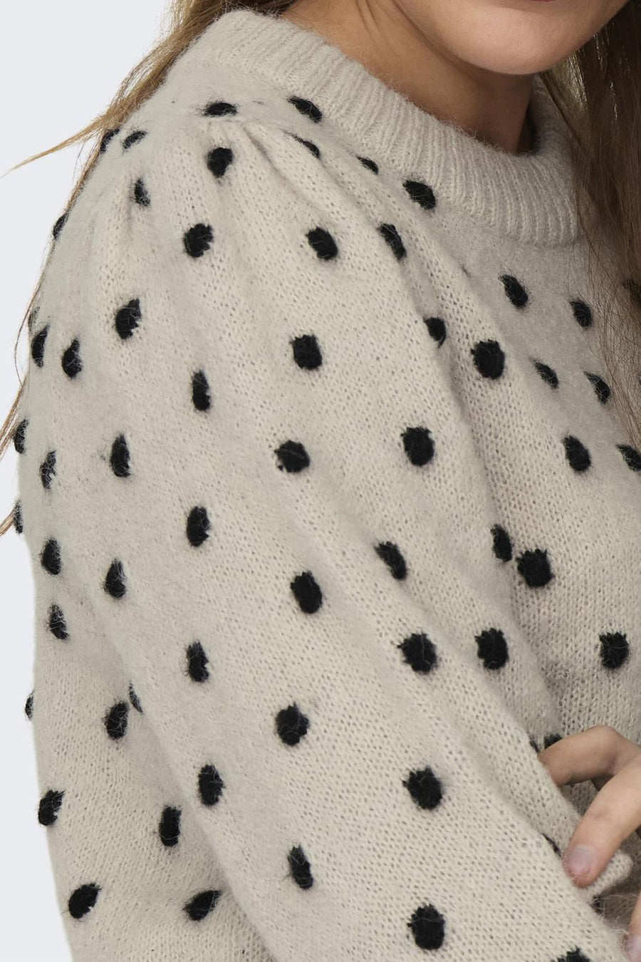 Ronde mouw van JDY in ecru, met texturde zwarte stippen en opgevouwen mouen.