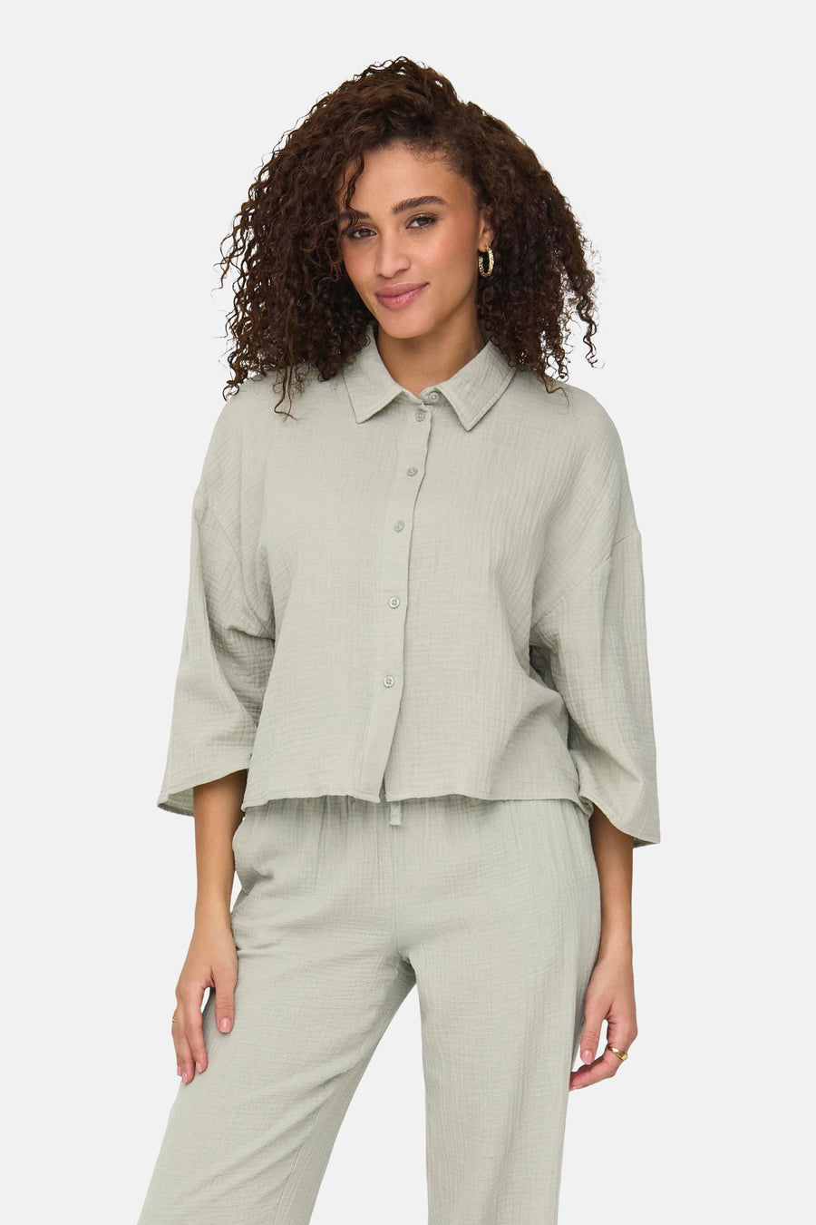 Groen overhemd met korte mouwen van JDY, gedragen met een bijpassende broek, achterzicht.