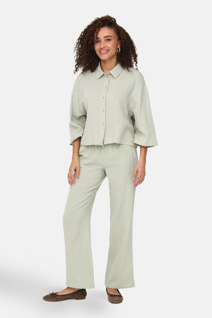 Chemise à manches courtes vert clair de JDY, avec une texture froissée et des boutons assortis.