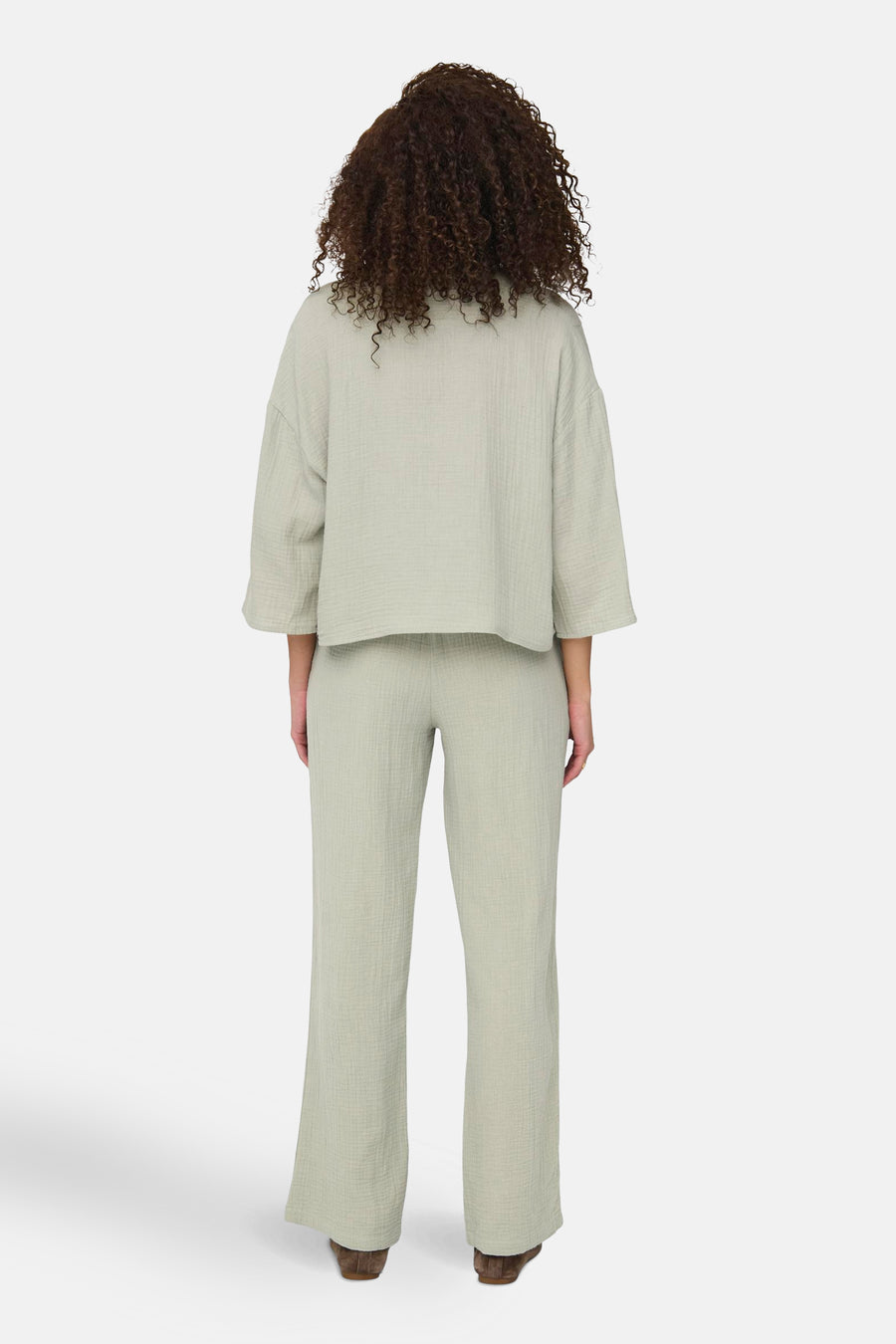 Chemisier vert à manches courtes de JDY, porté avec un pantalon coordonné, vue de dos.