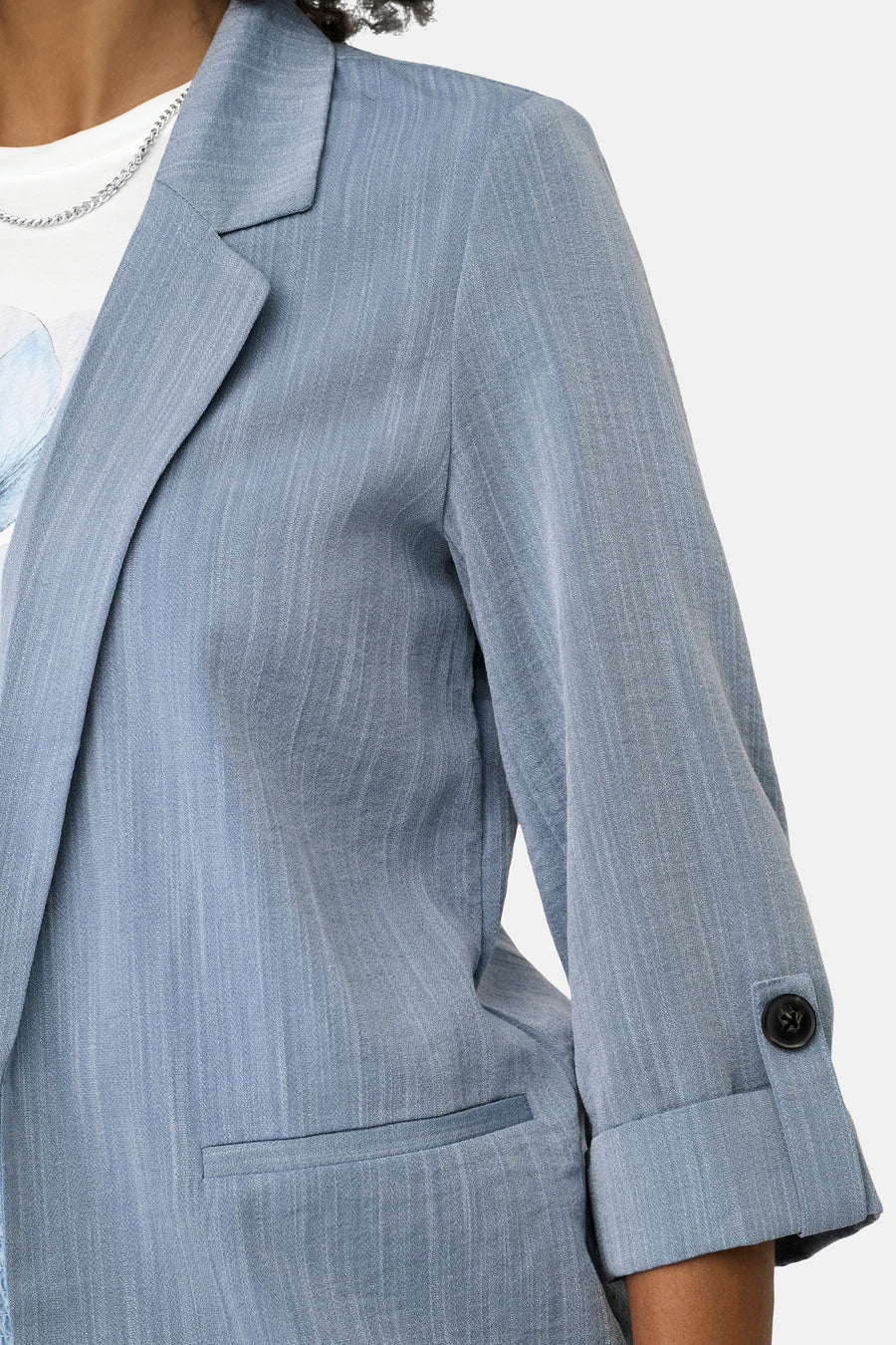 Blazer blauw van ONLY® met een fijn gestreept patroon, een getailleerde kraag en opgestikte, geknoopte mouwen.