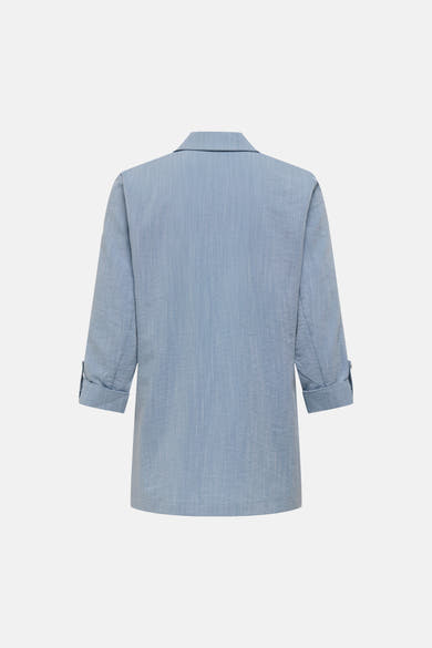Blauwe ONLY® blazer met driekwartmouwen, omgeslagen manchetten en een subtiele textuur.