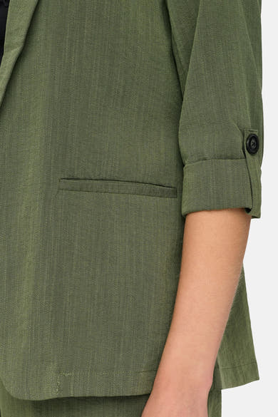 Groene blazer van ONLY, met driekwartmouwen die omgeslagen zijn en een paspelzak.