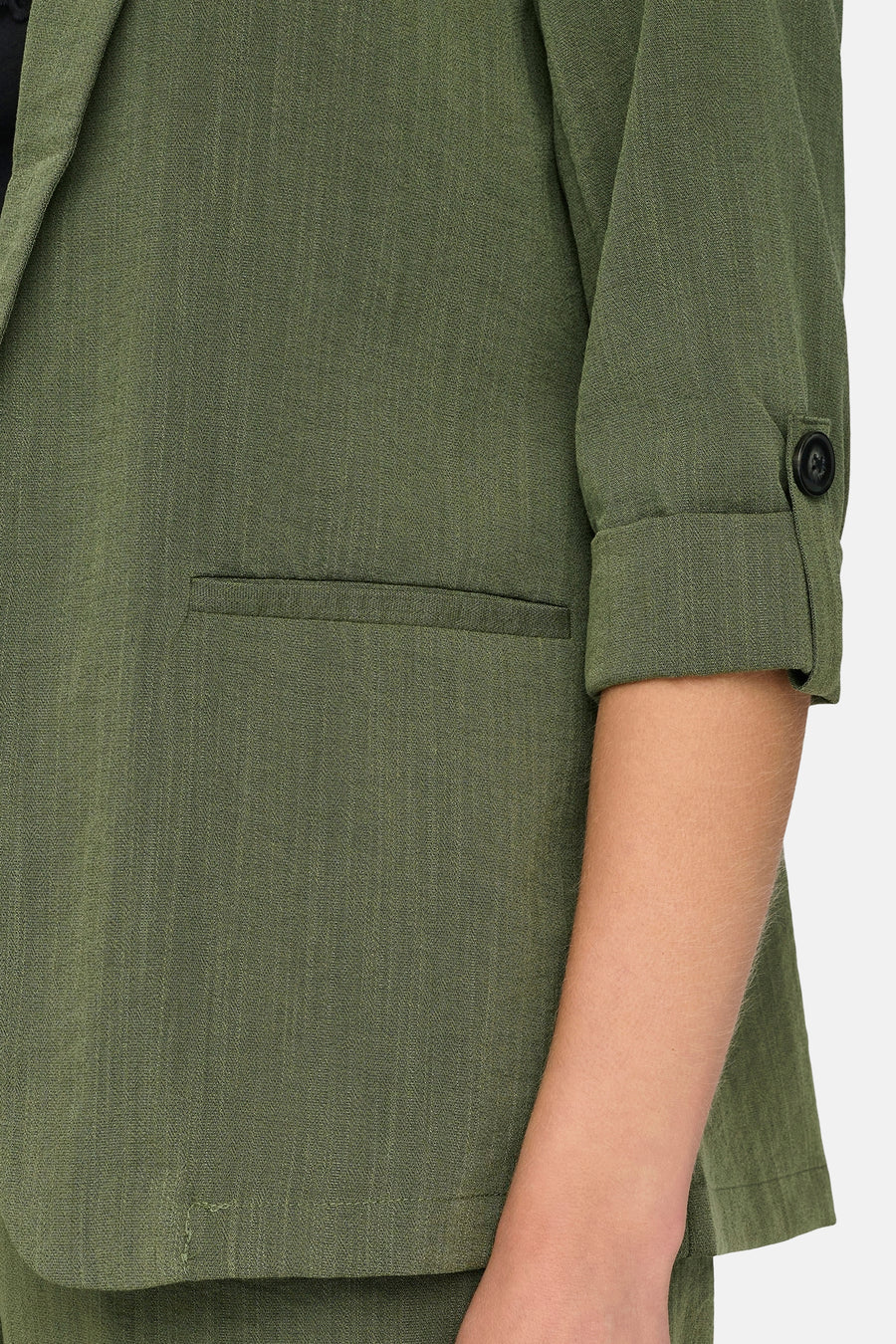 Groene blazer van ONLY, met driekwartmouwen die omgeslagen zijn en een paspelzak.