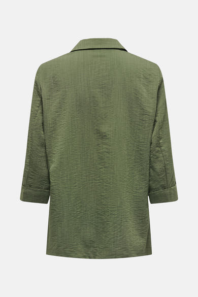 Groene blazer van ONLY, met een gekreukte textuur en driekwartmouwen.