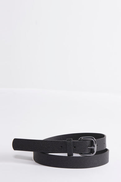 Ceinture noire ONLY® avec boucle en métal gris foncé, texture subtilement pailletée.