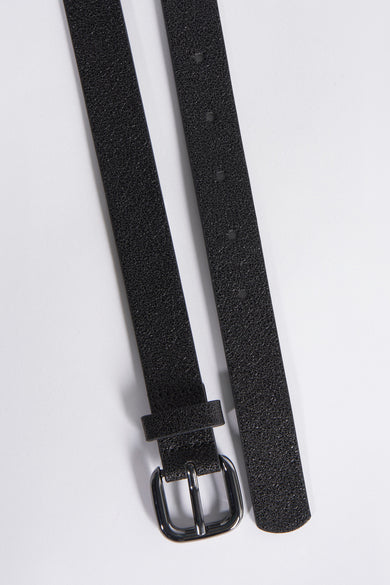 Ceinture noire texturée ONLY avec boucle argentée sur fond blanc.