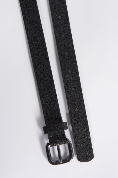 Ceinture noire texturée ONLY avec boucle argentée sur fond blanc.