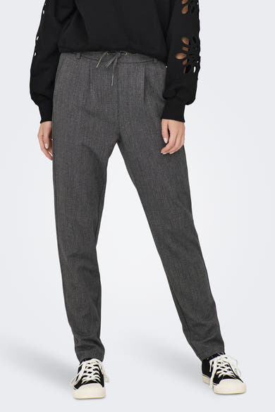 Grijze broek, relaxte pasvorm van ONLY, met trekkoord in de taille, gedragen met een zwarte trui.