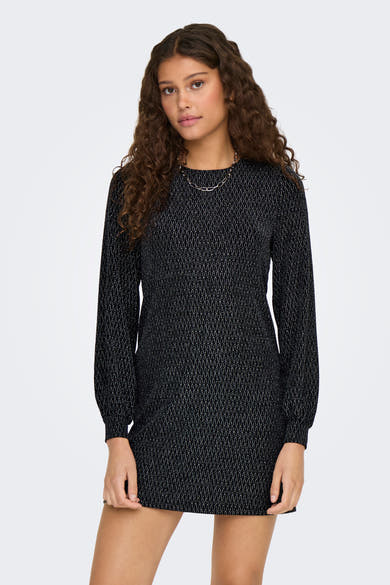 Robe noire à manches longues by ONLY, avec motif géométrique et collier argenté.
