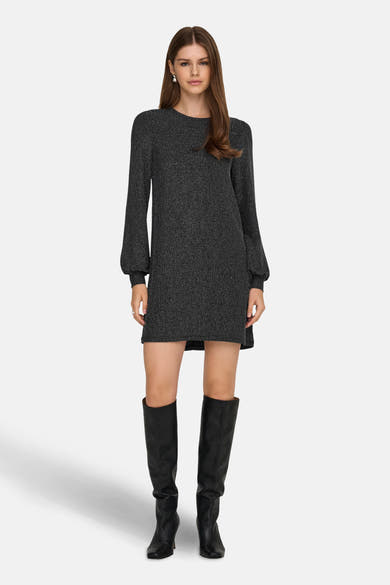Robe noire à manches longues de ONLY, à fines rayures verticales argentées, portée avec des bottes hautes noires.
