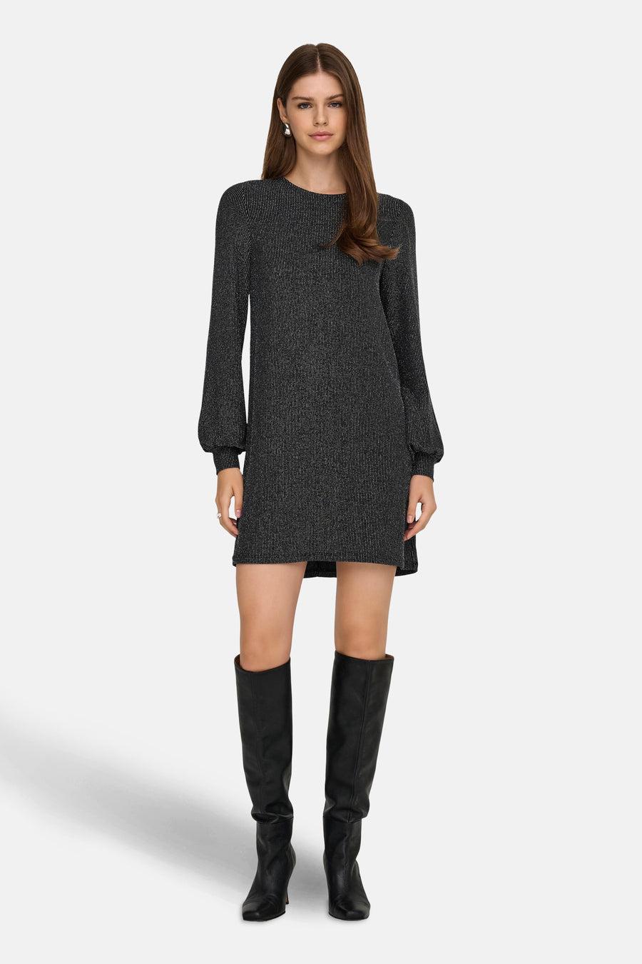Robe noire à manches longues de ONLY, à fines rayures verticales argentées, portée avec des bottes hautes noires.
