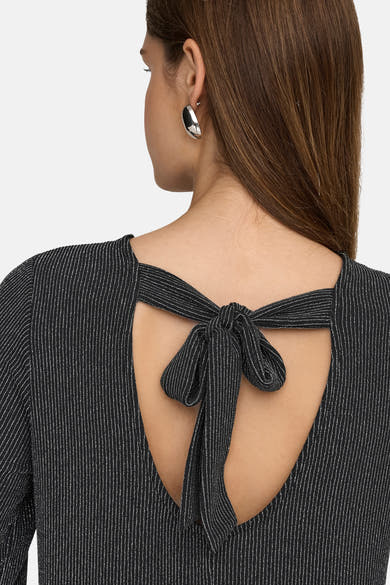 Zwarte jurk met lange mouwen van ONLY, met een decoratieve strik op de rug en een subtiel streepjespatroon.