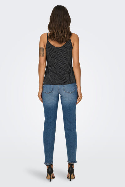 Zwarte top met dunne bandjes van ONLY, met subtiel geometrisch patroon, gedragen met een blauwe jeans.