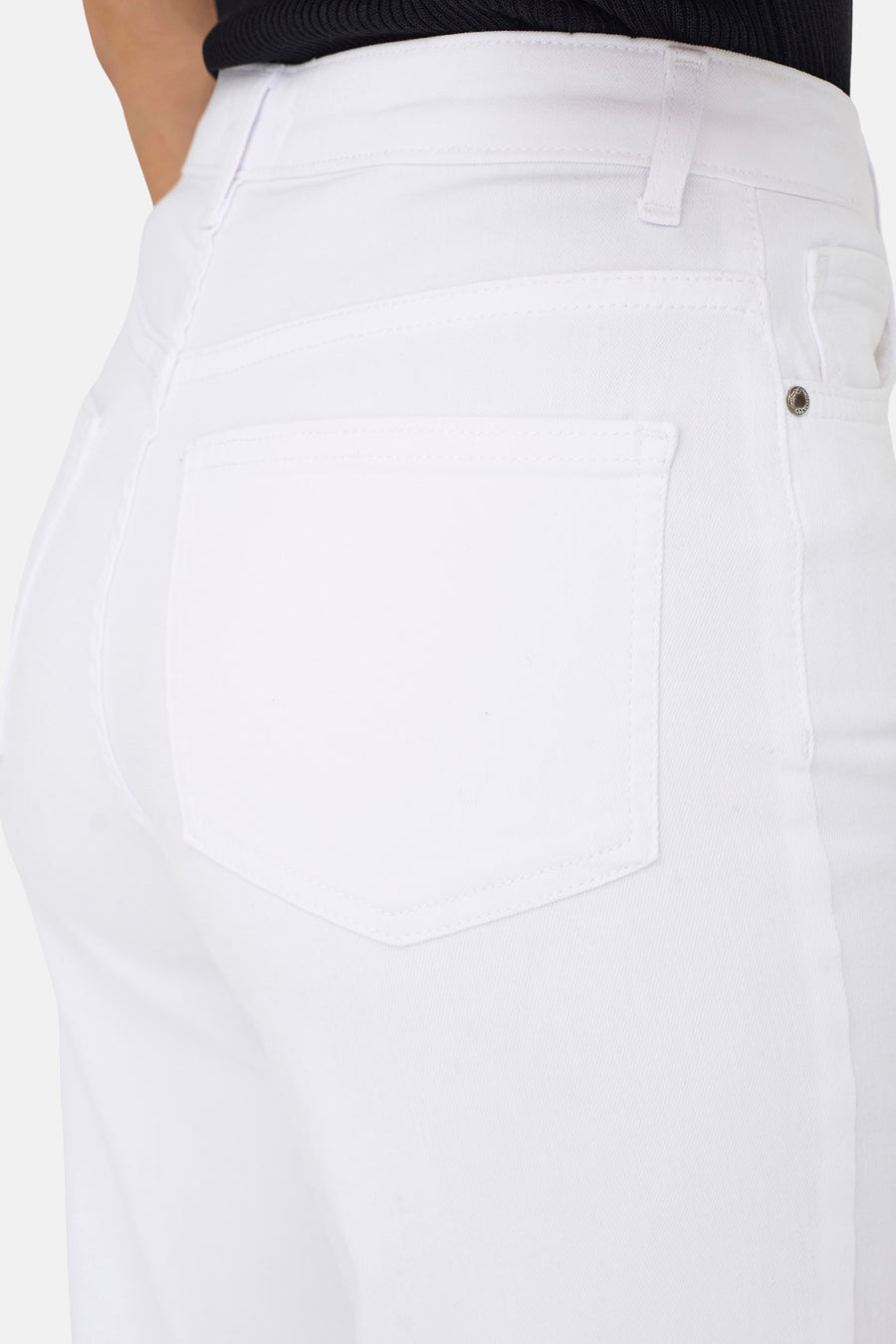 Jean large blanc de ONLY®, détail de la poche arrière.