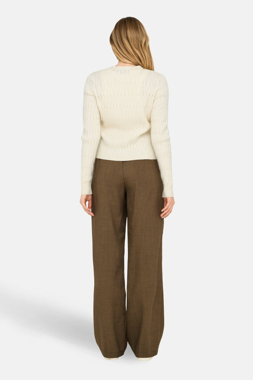 Cardigan beige de ONLY, porté avec un pantalon marron ample, vue de dos.