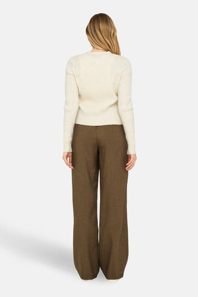 Cardigan beige de ONLY, porté avec un pantalon marron ample, vue de dos.