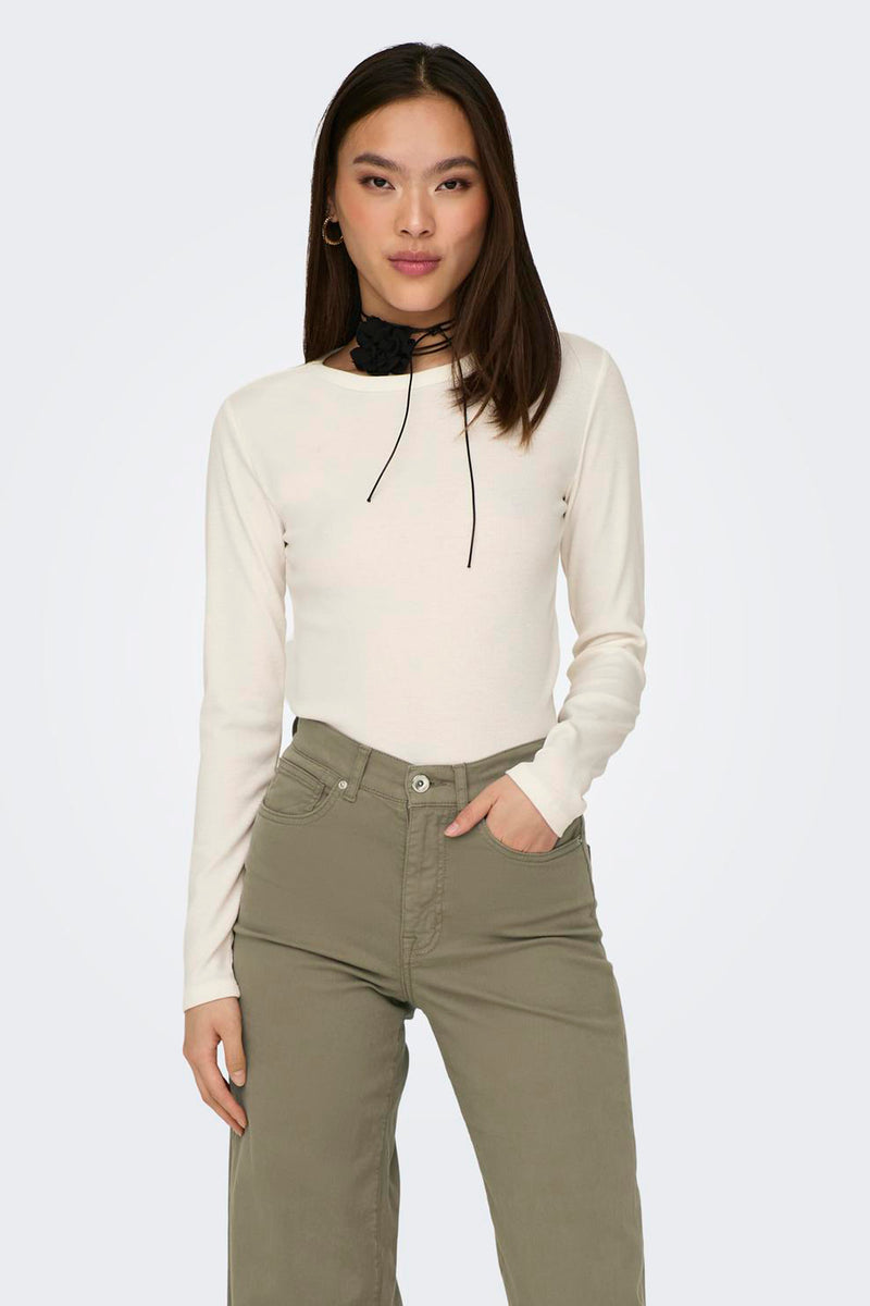 T-shirt à manches longues blanc de JDY, porté avec un collier ras du cou noir et un pantalon kaki.
