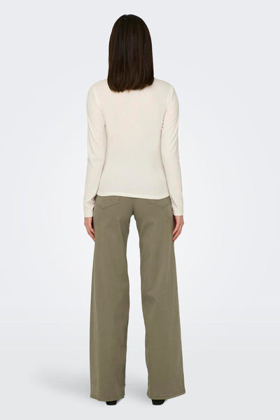 T-shirt à manches longues blanc de JDY, vu de dos, porté avec un pantalon vert olive.

