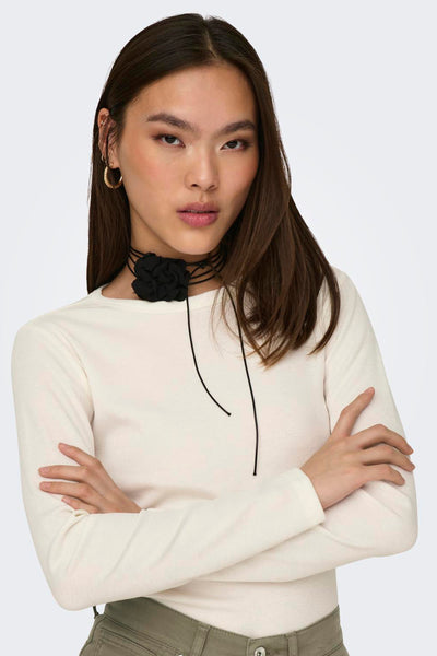 Wit T-shirt met lange mouwen van JDY, gedragen met een zwarte bloemenchoker.