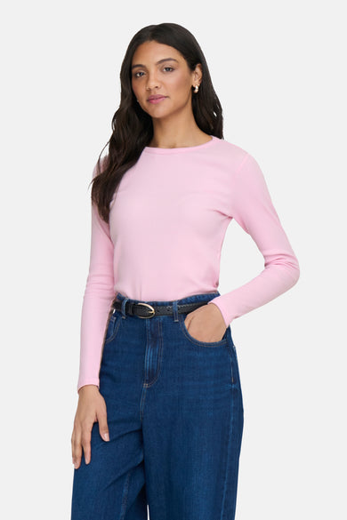 T-shirt à manches longues rose, de JDY, porté avec un jean taille haute et une ceinture noire.
