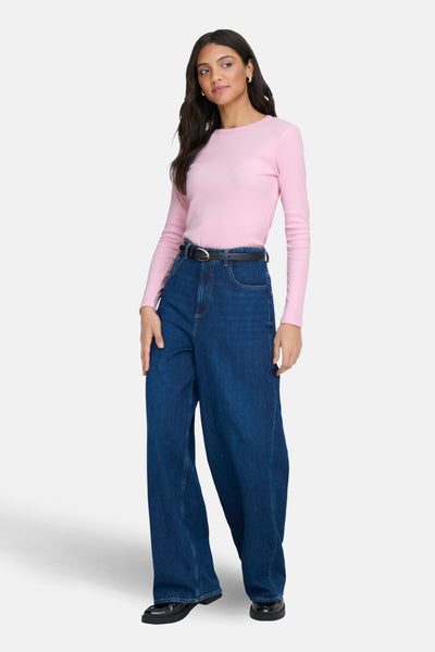 T-shirt à manches longues rose de JDY, porté avec un jean taille haute et une ceinture noire.
