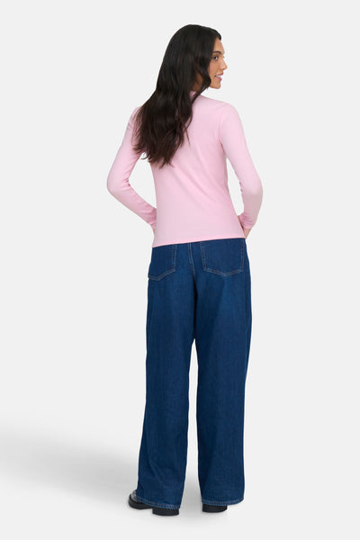 T-shirt à manches longues rose de JDY, porté avec un jean ample taille haute bleu foncé.
