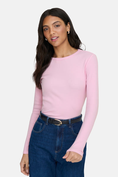 Roze T-shirt met lange mouwen van JDY, gedragen met een high-waisted jeans en een zwarte riem.