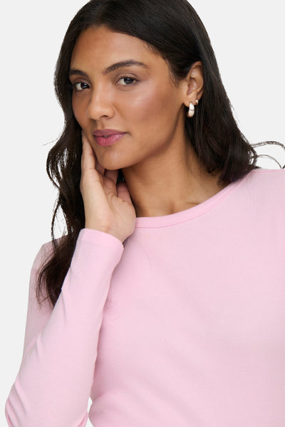 Roze T-shirt met lange mouwen van JDY gedragen door een vrouw met gouden oorbellen.