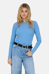 Blauw T-shirt met lange mouwen van JDY, gedragen met een high-waisted jeans en een zwarte riem.