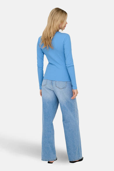 Blauwe T-shirt met lange mouwen van JDY, gedragen met een high-waisted, lichtgewassen spijkerbroek, achtergezicht.