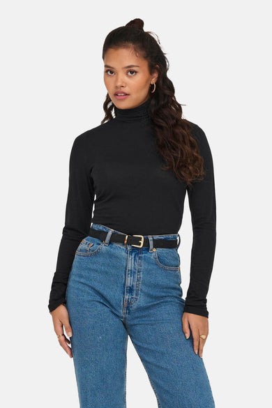 Zwart T-shirt met lange mouwen van JDY, gedragen met een hoge taille spijkerbroek in het blauw en een zwarte riem.