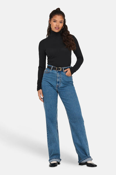 Zwart T-shirt met lange mouwen van JDY, gedragen met een high-waisted jeans en zwarte schoenen.