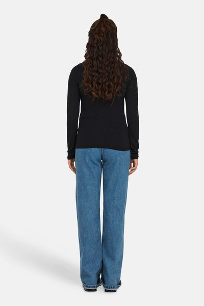 Zwart T-shirt met lange mouwen van JDY, gedragen met een effen, wijde blauwe jeans.