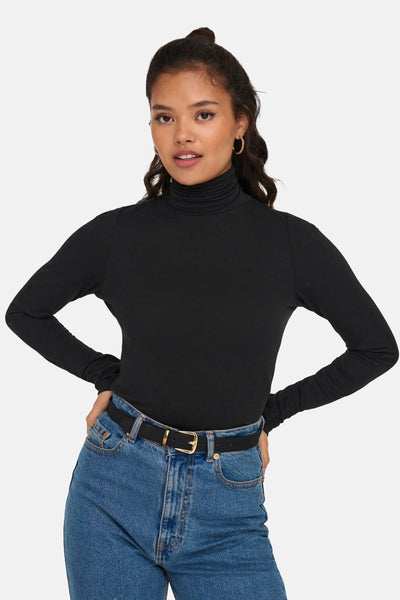 T-shirt à manches longues noir de JDY, porté avec un jean taille haute et une ceinture noire.
