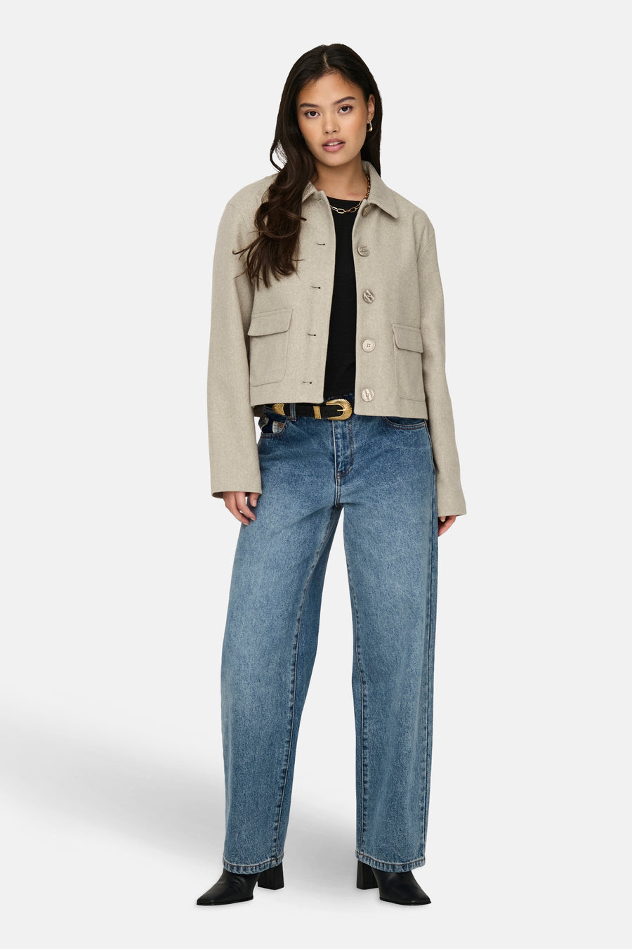 Veste courte beige de JDY avec des poches et portée avec un jean ample et des bottines.
