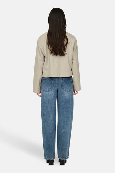 Veste courte beige de JDY, avec manches longues et coupe décontractée, vue de dos.