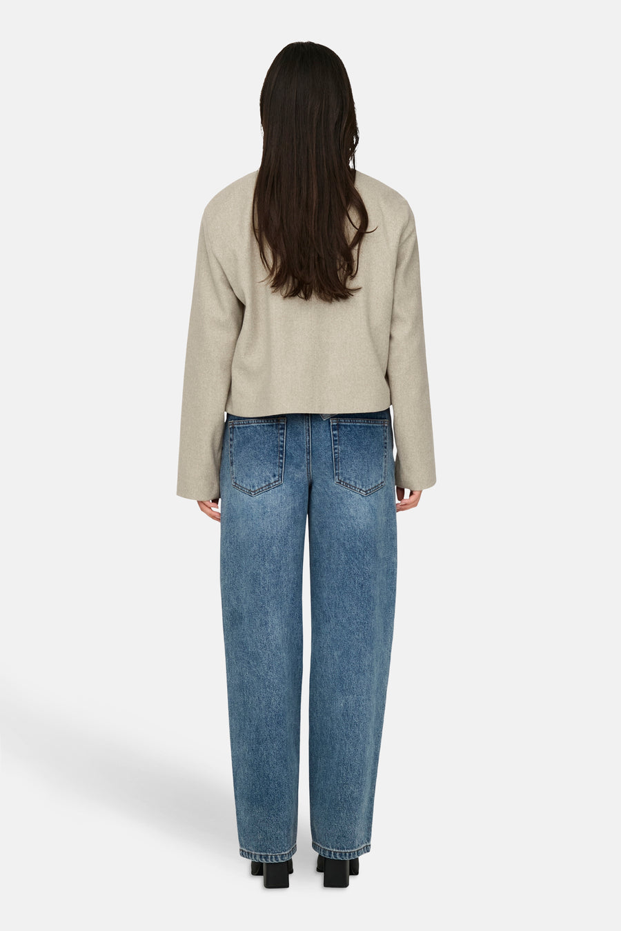 Veste courte beige de JDY, avec manches longues et coupe décontractée, vue de dos.