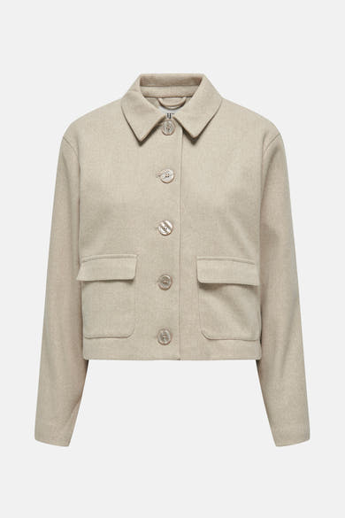 Veste courte beige de JDY avec des poches plaquées et une fermeture boutonnée sur le devant.