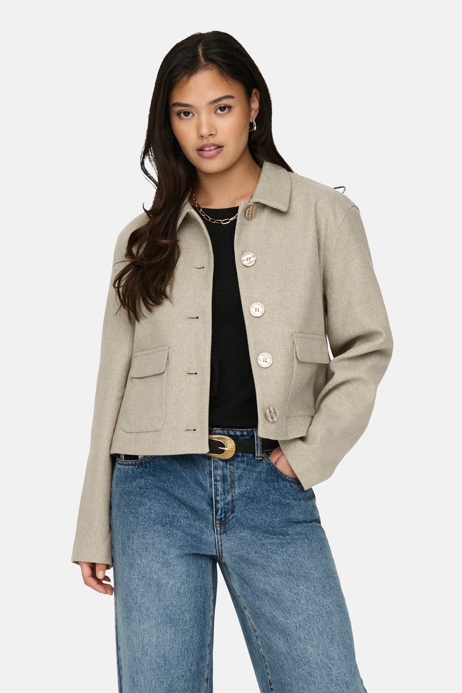 Veste courte beige de JDY, avec des poches à rabat et une chaîne dorée.