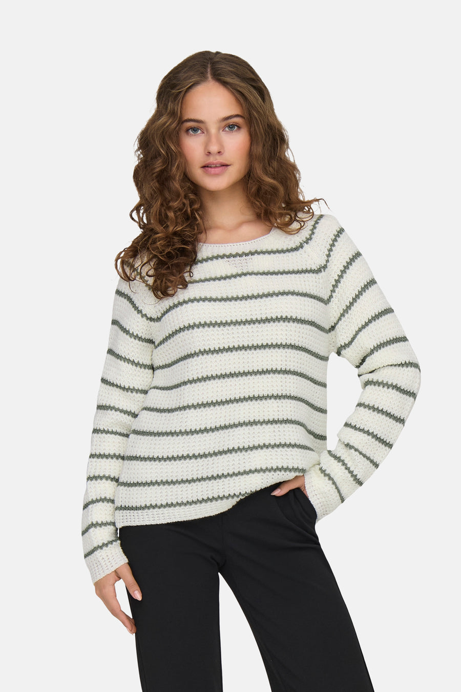 JDY witte rondehals trui met strepen, een getextureerd patroon en gedragen met een zwarte broek.